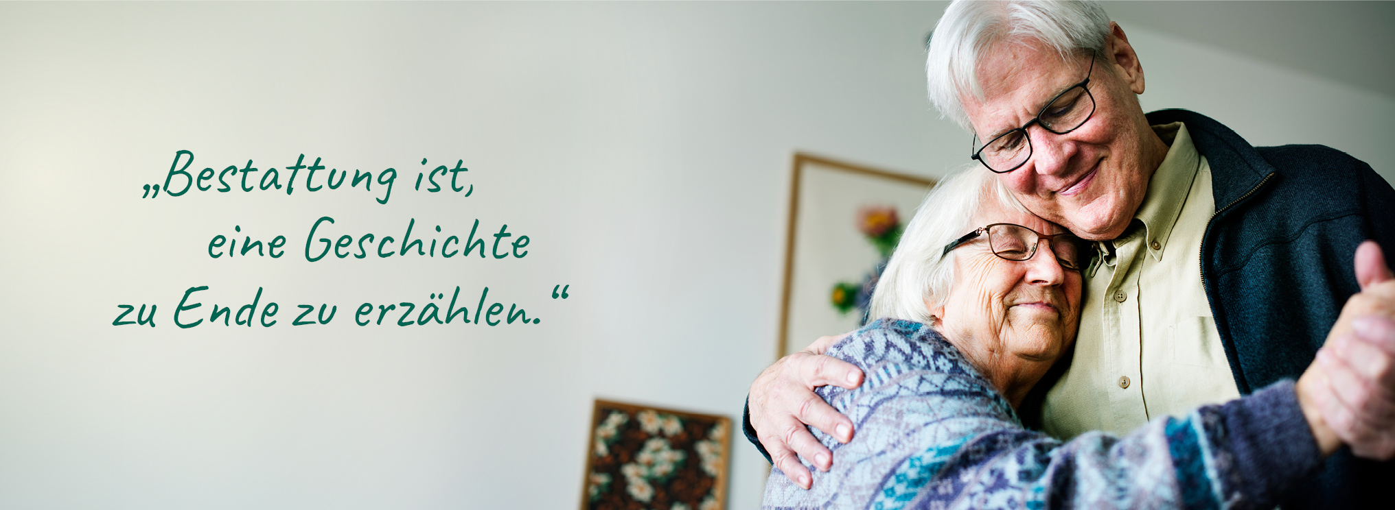 Das Team von Flenker Bestattungen in Kiel steht gemeinsam vor einem stilvollen Hintergrund mit Meer-Motiv. Neben ihnen ein liebevoll gestalteter Blumenkranz mit maritimen Elementen. Die Mitarbeiter präsentieren sich seriös, einfühlsam und symbolisieren ihre professionelle Begleitung in schweren Zeiten.